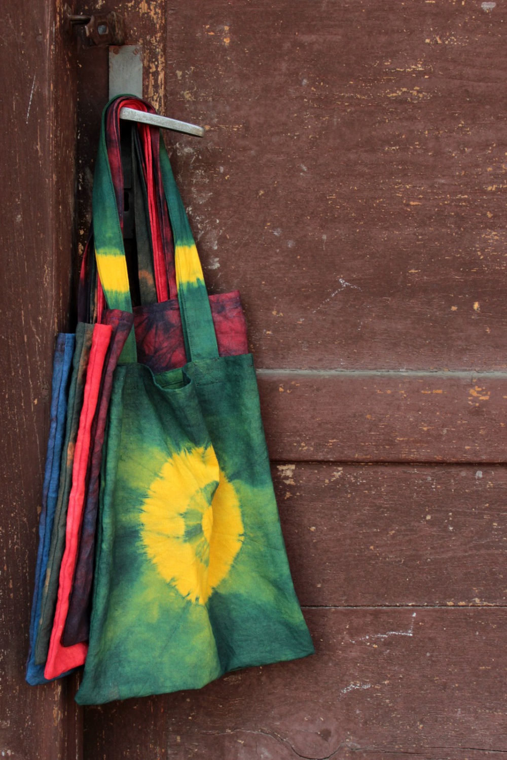 rôznofarebné batikované plátené tašky