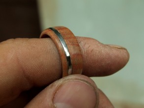Marhuľový prsteň s postrannou tepanou obručou